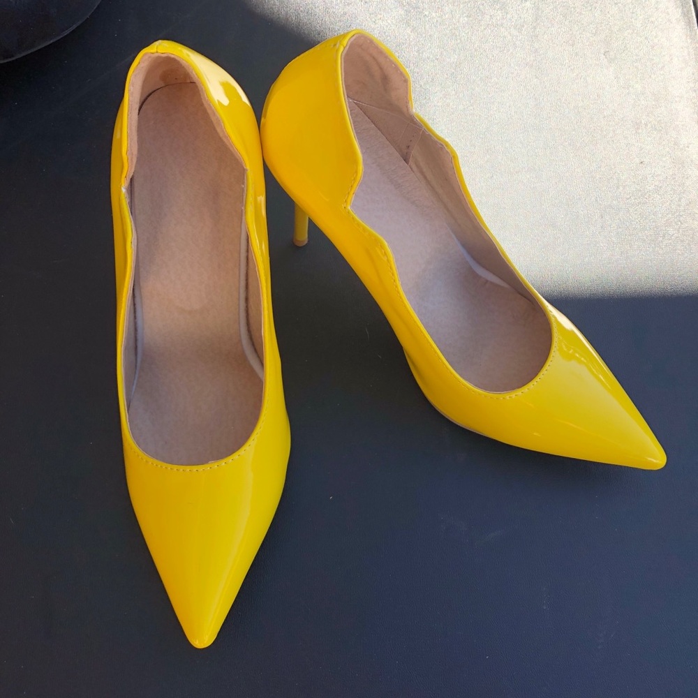 💢ON HOLD💢Brand new never worn yellow scalloped